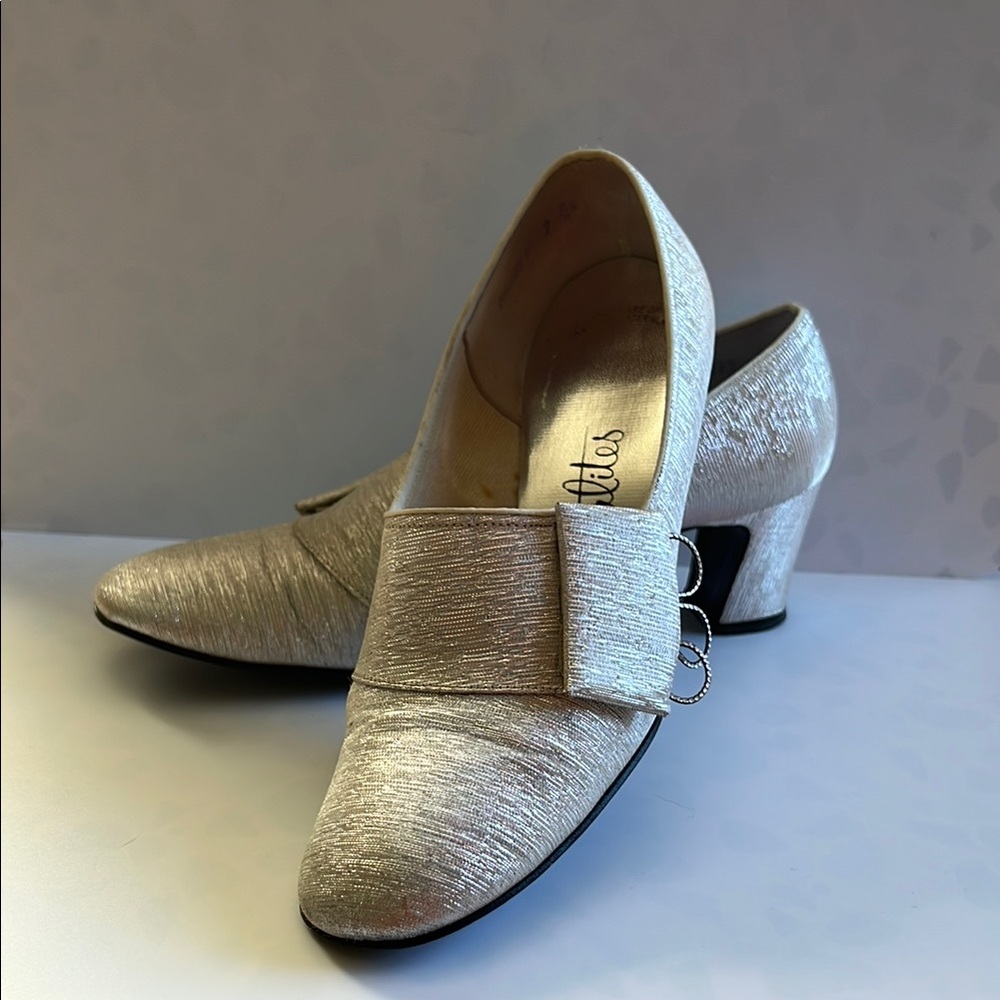 Mod silver 60’s silver metallic pumps size 7 vintage side buckle & loops